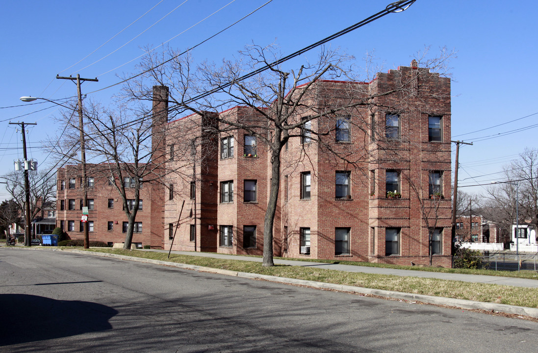 Larnaca - 5301 New Hampshire Avenue in Washington, DC - Foto de edificio