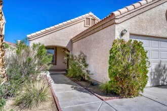 6472 Burlwood Way in Las Vegas, NV - Foto de edificio - Building Photo