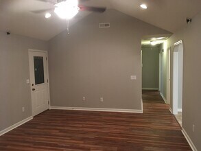 3511 Drayton Dr in Dalzell, SC - Foto de edificio - Building Photo