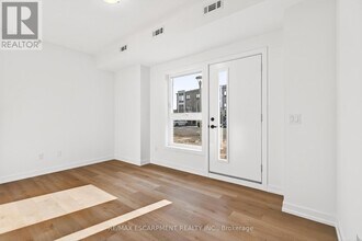 70 Kenesky Dr in Hamilton, ON - Building Photo - Building Photo
