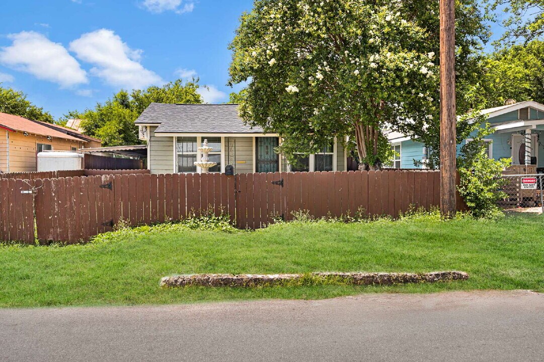 2214 W Laurel St in San Antonio, TX - Building Photo