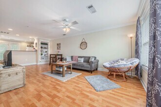 1725 Harvey Mitchell Pkwy S in College Station, TX - Foto de edificio - Building Photo