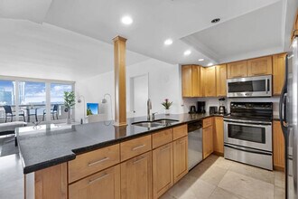 1717 N Bayshore Dr in Miami, FL - Building Photo - Building Photo