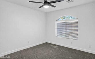 896 N Kingston St in Gilbert, AZ - Building Photo