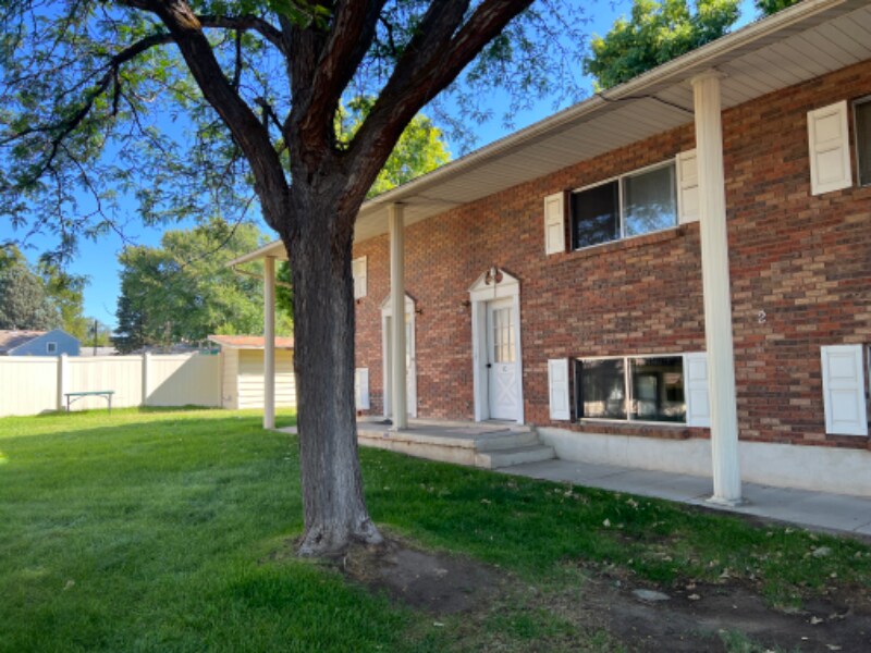 111 Center St in Clearfield, UT - Building Photo