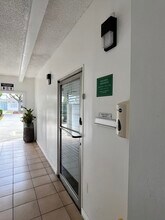 Beachside Apartments in Anaheim, CA - Foto de edificio - Building Photo