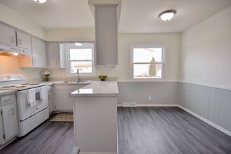 1602 Blackhawk Trl, Unit 1602 in Waukesha, WI - Foto de edificio - Building Photo