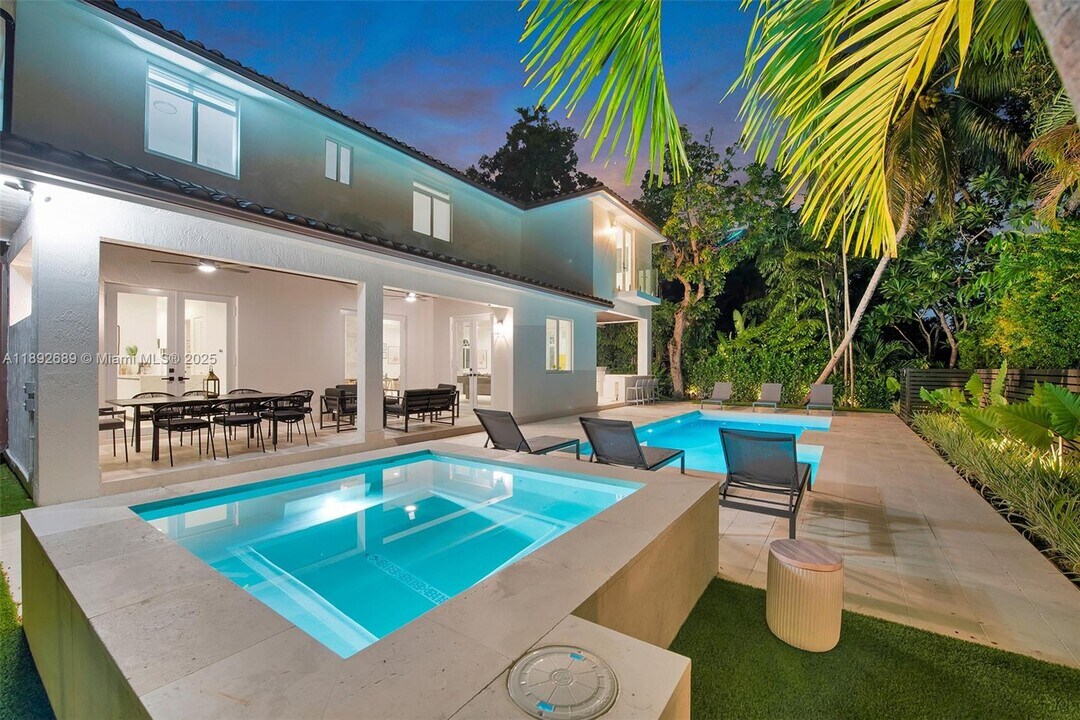 5801 SW 35th St in Miami, FL - Building Photo
