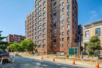 303 Beverley Road in Brooklyn, NY - Foto de edificio - Building Photo