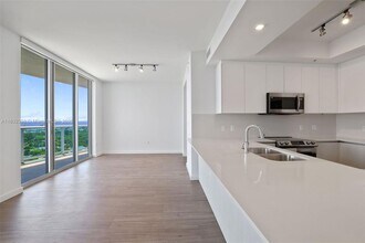Flamingo Point 1500 Bay Road, Unit AC-2207 in Miami Beach, FL - Building Photo - Building Photo