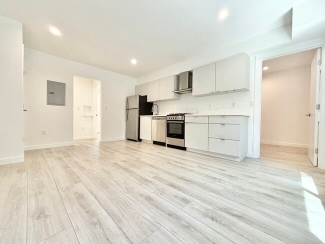 562 N Kenmore Ave