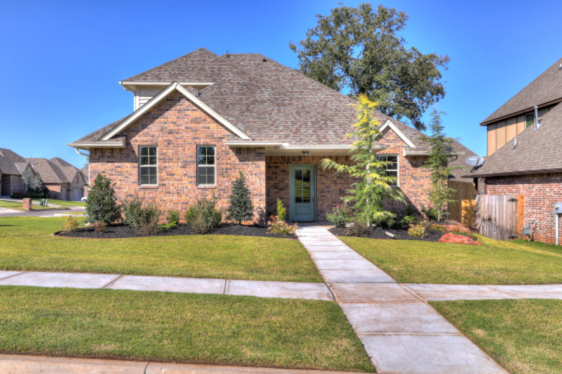 2201 Hermoso Way in Edmond, OK - Building Photo