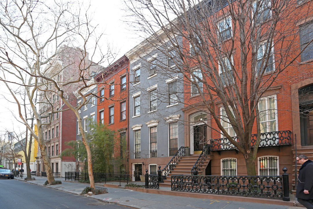 134 W 11th St in New York, NY - Building Photo