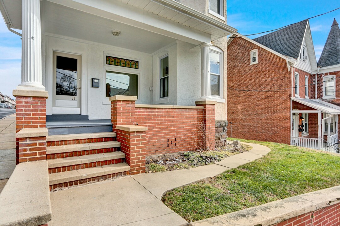 17 N Church St in Mohnton, PA - Foto de edificio