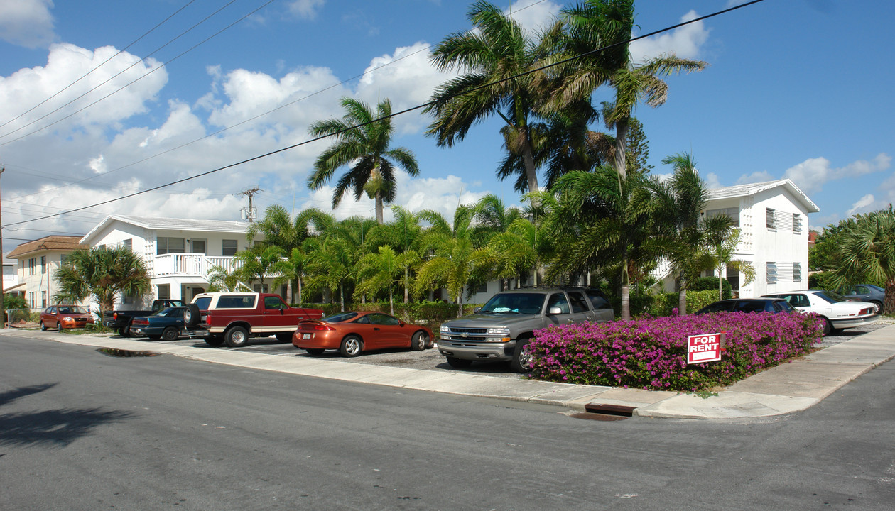 225 Ocean Breeze in Lake Worth, FL - Foto de edificio