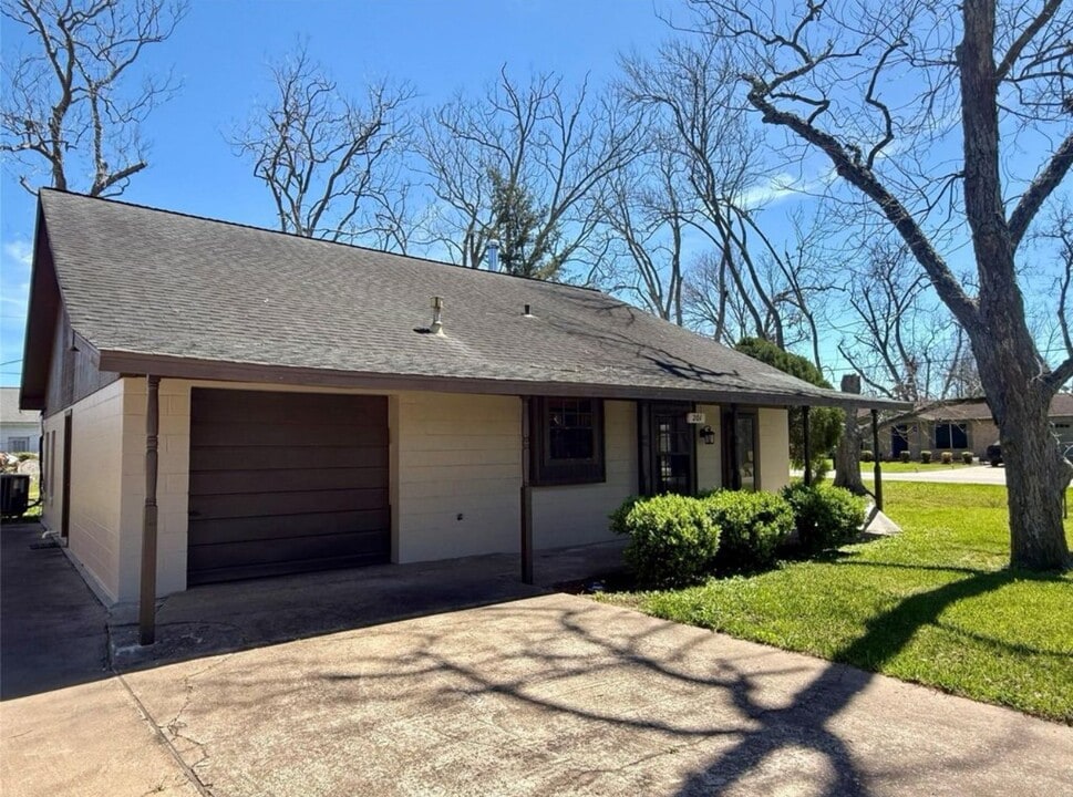 201 2nd St in Brazoria, TX - Building Photo