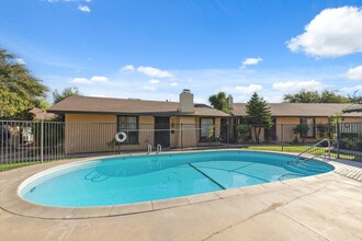 Fruit Ave Apartments in Fresno, CA - Building Photo - Building Photo