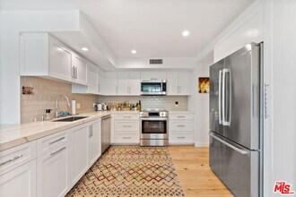 818 N Doheny Dr in West Hollywood, CA - Foto de edificio - Building Photo