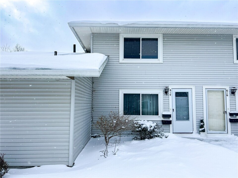 614 Eastbrooke Ln in Rochester, NY - Building Photo