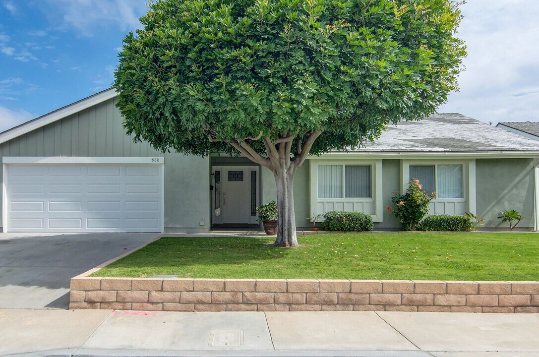 9811 Fair Tide Cir in Huntington Beach, CA - Building Photo