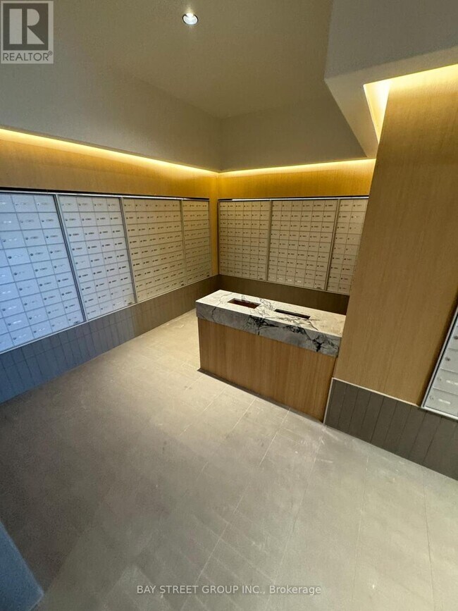 395 Square One Dr in Mississauga, ON - Building Photo - Building Photo