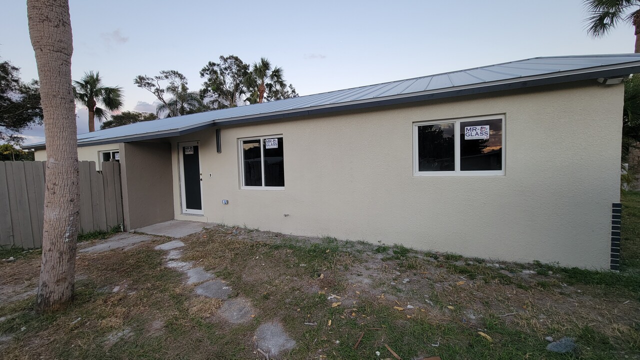 2306 Delaware Ave in Fort Pierce, FL - Building Photo