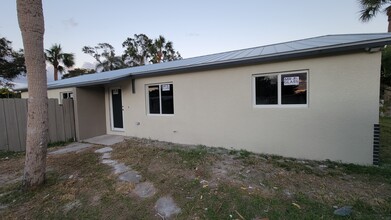 2306 Delaware Ave in Fort Pierce, FL - Building Photo - Building Photo