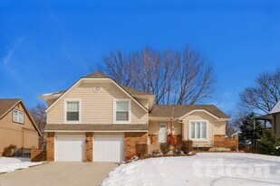 2110 S Kenwood St in Olathe, KS - Building Photo