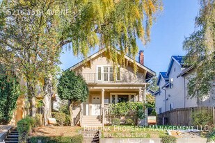 5216 15th Ave NE in Seattle, WA - Building Photo