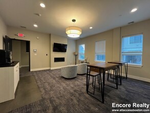 1 Everett St, Unit 203 in Boston, MA - Foto de edificio - Building Photo