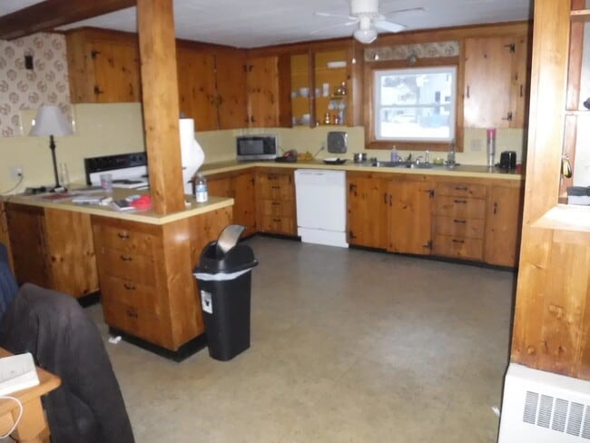 11 Pierce St, Unit 2 in Orono, ME - Foto de edificio - Building Photo
