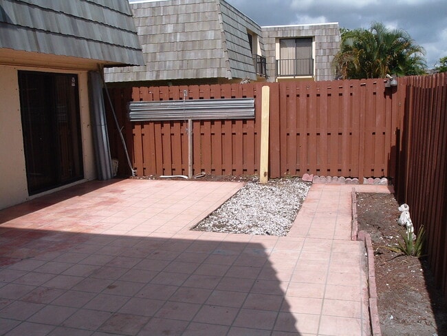 911 Springdale Cir in Palm Springs, FL - Building Photo - Building Photo