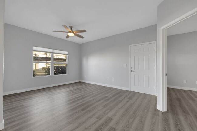 7255 W Sunset Rd in Las Vegas, NV - Foto de edificio - Building Photo