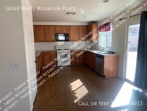 16048 White Mountain Pl in Victorville, CA - Building Photo - Building Photo