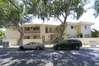 3250 Oakhurst Ave in Los Angeles, CA - Foto de edificio - Building Photo