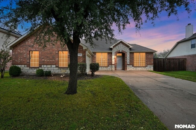 1020 Fair Oaks Dr in Grand Prairie, TX - Foto de edificio - Building Photo