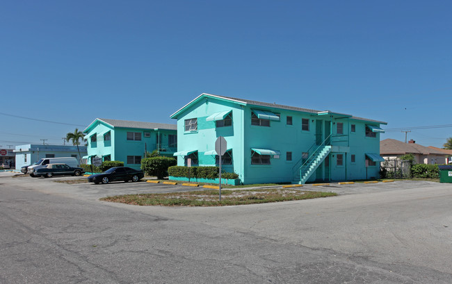 Riveria Garden Apartments in West Palm Beach, FL - Building Photo - Building Photo