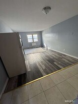 240 Oak St, Unit 9 in Bridgeport, CT - Building Photo