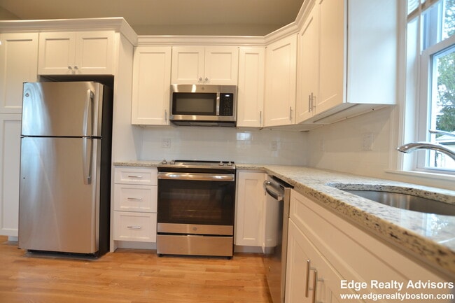 58 Foster St, Unit 2 in Boston, MA - Building Photo - Building Photo