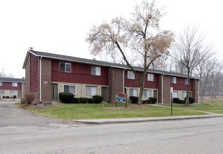 Parkside Towne Apartments in Hartville, OH - Building Photo - Building Photo