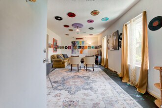 117 W Harrison Ave, Unit Vinyl Loft in Guthrie, OK - Foto de edificio - Building Photo