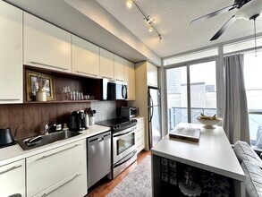 25 Carlton St. in Toronto, ON - Building Photo - Building Photo