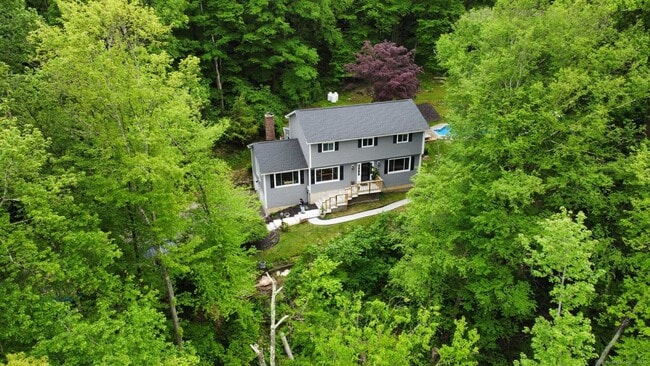 property at 8 Glenview Dr