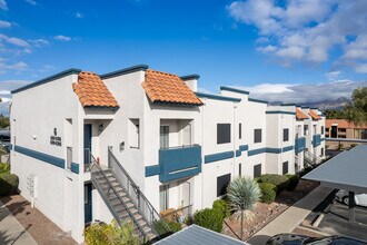 Vertical East Apartments in Tucson, AZ - Building Photo - Building Photo