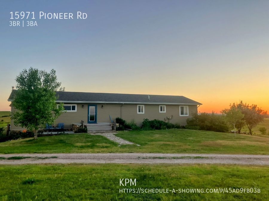 15971 Pioneer Rd in New Underwood, SD - Building Photo