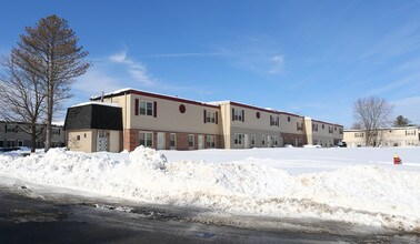 Colonial Square in Amsterdam, NY - Foto de edificio - Building Photo