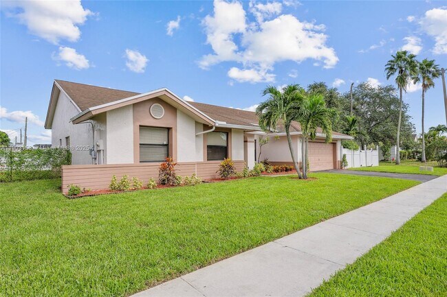 9601 Dunhill Dr in Miramar, FL - Building Photo - Building Photo