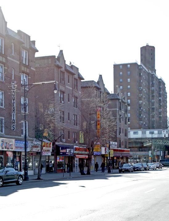 101-111 Dyckman St in New York, NY - Foto de edificio