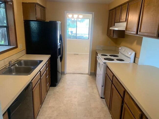 12875 SW Conestoga Dr in Beaverton, OR - Foto de edificio - Building Photo