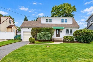 25 Ellwood Rd in East Brunswick, NJ - Building Photo